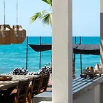Villa Casa Negro - Beachfront Living By Etouri