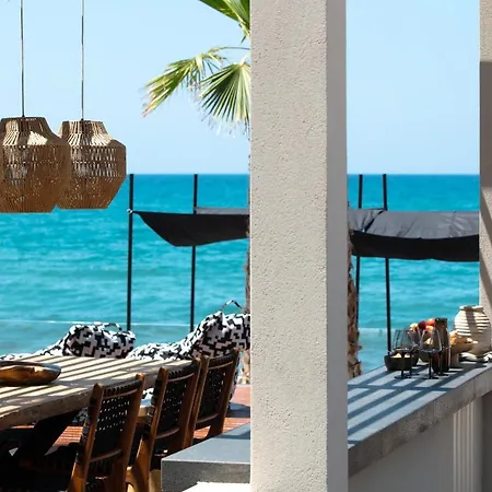 Villa Casa Negro - Beachfront Living By Etouri